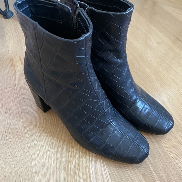 Splendid Black Croc-Pattern Ankle Booties - Picture 1 of 4